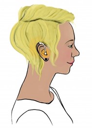 Eine Frau im Seitenprofil. Sie hat ein Hörgerät im Ohr. Ihre Haare sind kurz und blond.